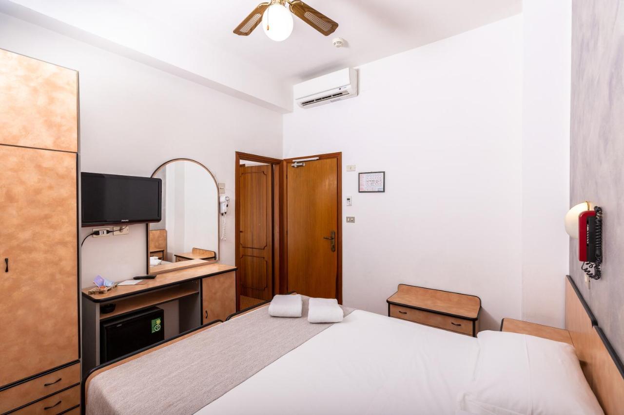 Hotel Albatros Римини Экстерьер фото